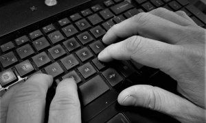 dłonie piszące na klawiaturze komputera